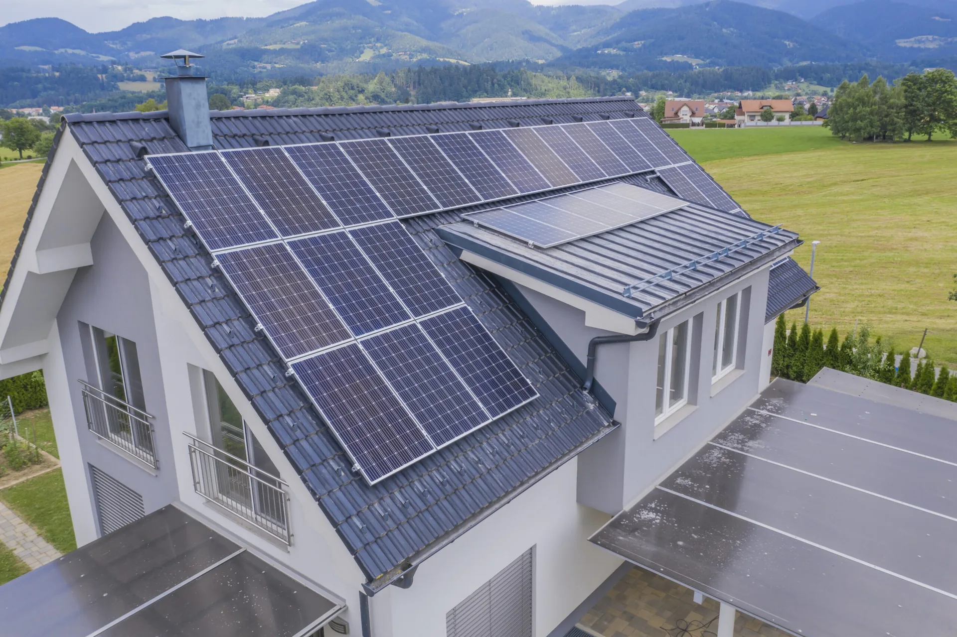 Luftaufnahme eines Hauses mit Solaranlage