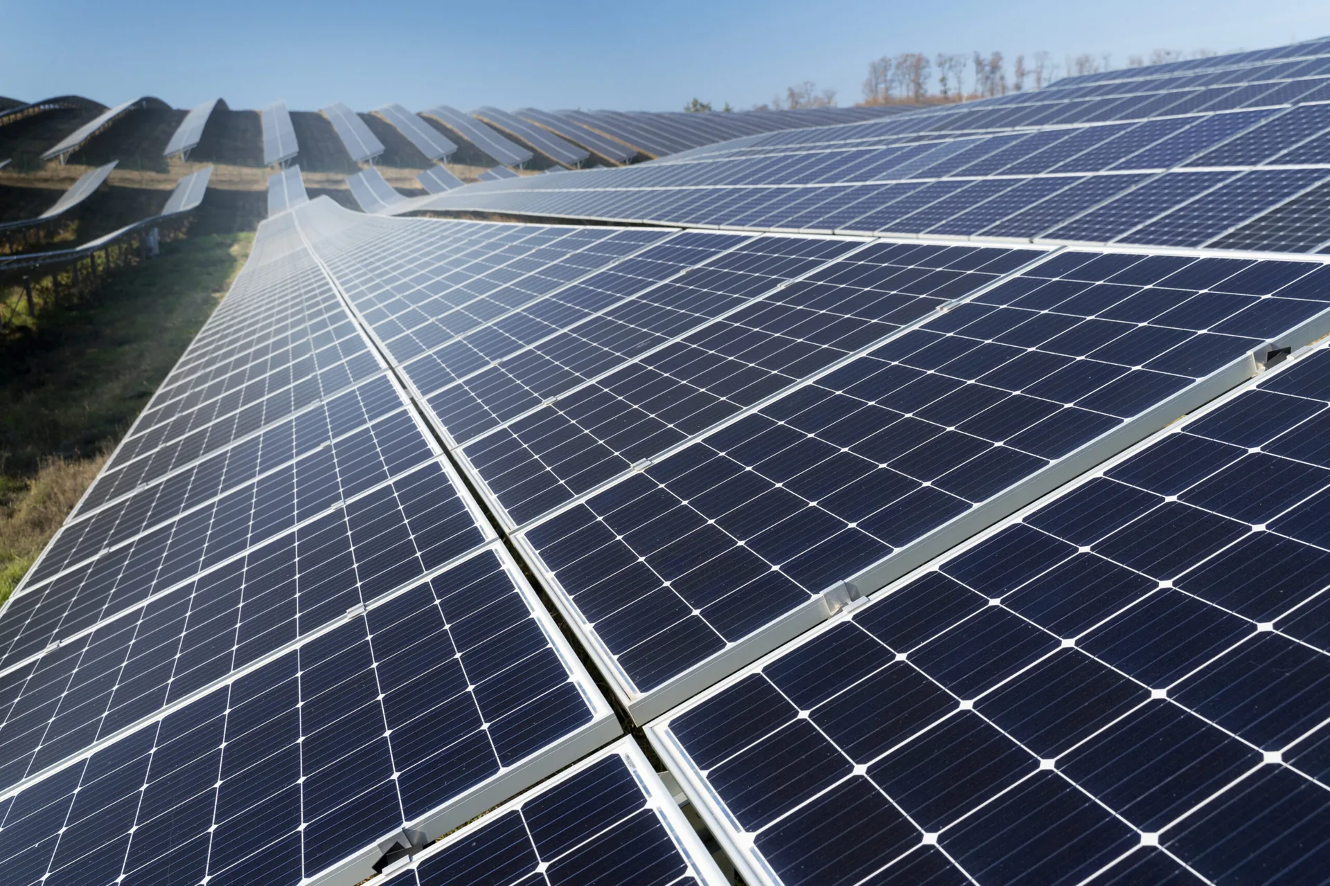 Solarpark mit vielen Solarmodulen